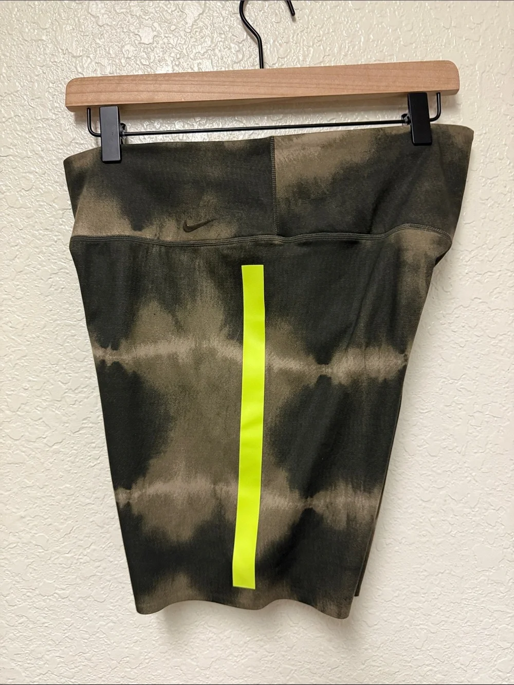 NIKE One Luxe 7” Olive Tie-Dye Bike Shorts  Neon Yellow Side Stripes Size Large